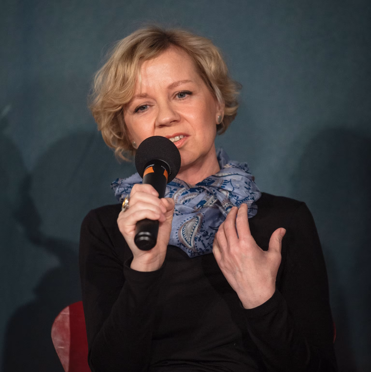 Kirjanik loeb. Piret Raud