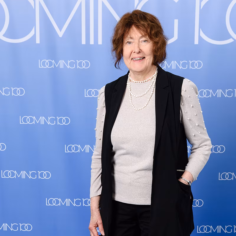 Kirjanik loeb. Maimu Berg