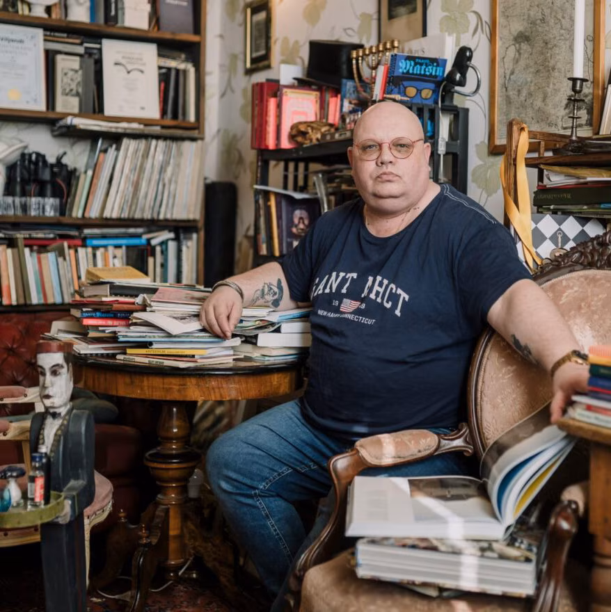 Kirjanik loeb. Paavo Matsin