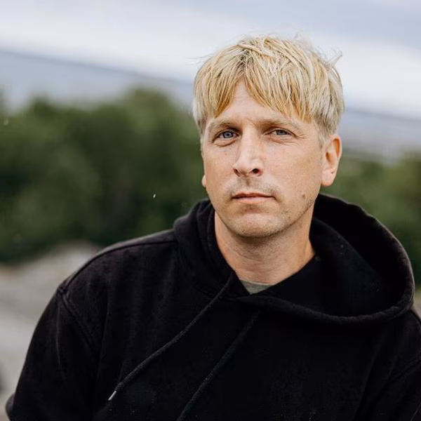 Kirjanik loeb. Andrus Kasemaa